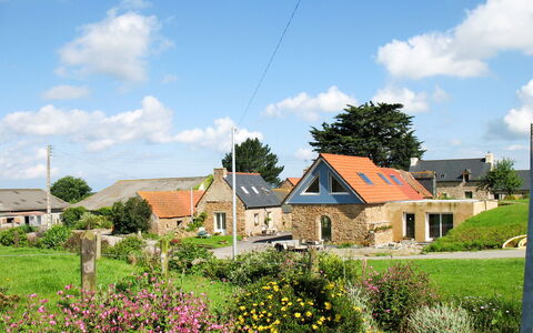 L'Hirondelle: Fleur, Nuage, Ciel, Plante, Propriété, Fenêtre, Bâtiment, Arbre, Maison, Paysage Naturel