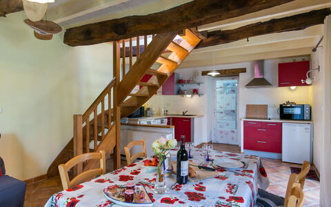 L'Hirondelle: Table, Propriété, Meubles, Bâtiment, Décoration, Chaise, Design Intérieur, Cabinetry, Bois, Nappe De Table