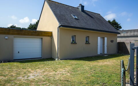 Rève de Plage: Ciel, Bâtiment, Nuage, Propriété, Fenêtre, Plante, Maison, Lot Terre, Porte, Arbre