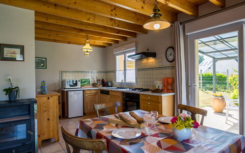 Rève de Plage: Table, Meubles, Propriété, Cabinetry, Chaise, Fenêtre, Comptoir, Bois, Plante, Design Intérieur