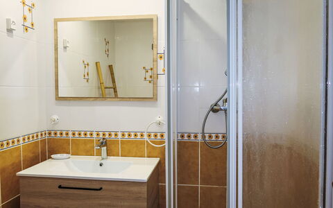 Ty Kerveal: Robinet, Luminaire Plomberie, Miroir, Évier, Bâtiment, Lavabo, Salle De Bains, Bois, Sol