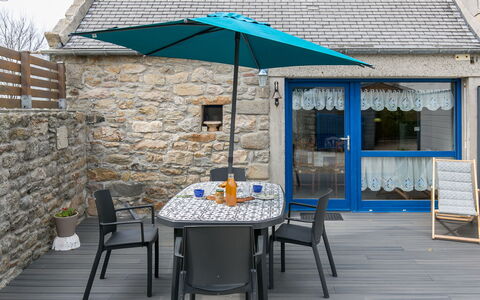 Ty Kerveal: Table, Meubles, Bâtiment, Chaise, Tableau De Plein Air, Ombre, Mobilier De Jardin, Bois, Fenêtre, Chalet