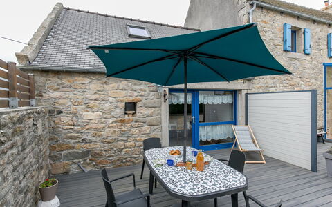 Ty Kerveal: Propriété, Meubles, Bâtiment, Table, Chaise, Fenêtre, Mobilier De Jardin, Ombre, Tableau De Plein Air, Pot De Fleur
