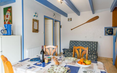 Ty Kerveal: Table, Propriété, Meubles, Bleu, Bâtiment, Cadre, Vaisselle, Bleu Azur, Éclairage, Design Intérieur