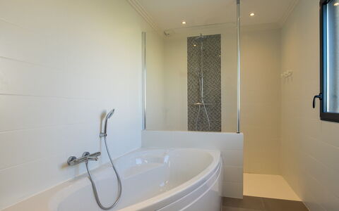 Ty Pleine: Luminaire Plomberie, Salle De Bains, Baignoire, Sol, Design Intérieur, Sol, Robinet, Plomberie, Plafond, Composite