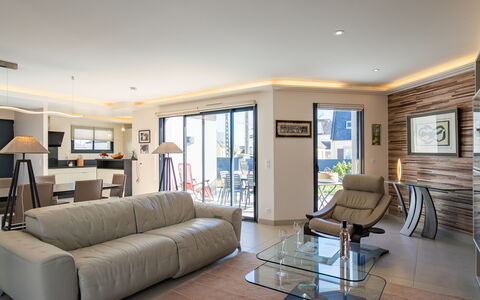 Ty Pleine: Meubles, Design Intérieur, Sol, Canapé, Sol, Plafond, Table, Bois, Pièce, Salon