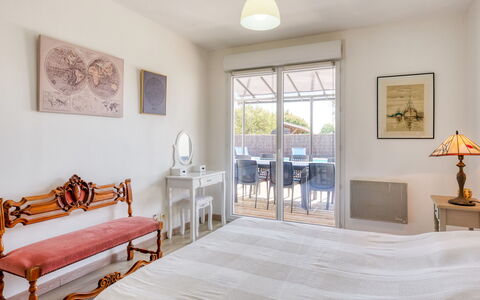 Nael: Meubles, Lit, Design Intérieur, Sol, Sol, Chambre, Drap De Lit, Literie, Plafond, Linge