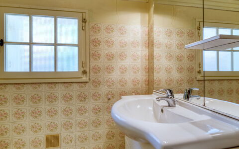 La Côte D'Argent: Luminaire Plomberie, Robinet, Propriété, Fenêtre, Évier, Salle De Bains, Lavabo, Éclairage, Bois