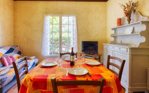 La Côte D'Argent: Table, Meubles, Propriété, Bâtiment, Fenêtre, Chaise, Bois, Design Intérieur, Orange