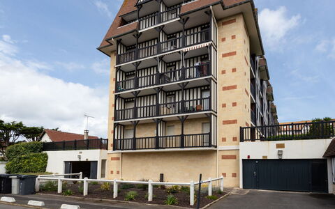 La Bizontine: Plante, Ciel, Nuage, Bâtiment, Propriété, Fenêtre, Design Urbain, Maison, Condominium, Matériel De La Propriété
