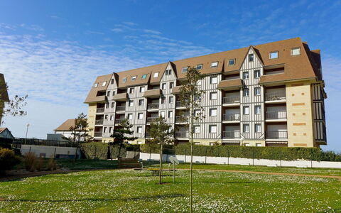La Bizontine: Ciel, Plante, Bâtiment, Propriété, Fenêtre, Nuage, Lot Terre, Design Urbain, Bloc Tour, Herbe