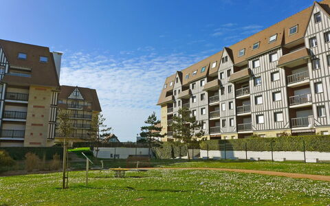La Bizontine: Ciel, Bâtiment, Plante, Fenêtre, Jour, Propriété, Nuage, Lumière, La Nature, Lot Terre