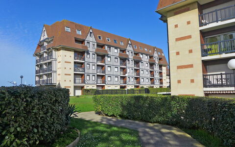 La Bizontine: Plante, Ciel, Propriété, Fenêtre, Bâtiment, Lot Terre, Design Urbain, Quartier, Herbe