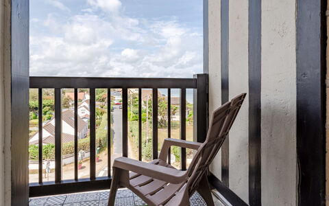 La Bizontine: Ciel, Nuage, Propriété, Bâtiment, Bois, Chaise, Ombre, Sol, Mobilier De Jardin, Dur