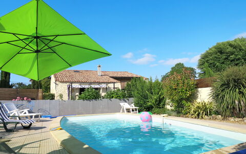 Tuilières: L'Eau, Plante, Propriété, Bâtiment, Piscine, Vert, Ciel, Bleu Azur, Ombre, Parapluie