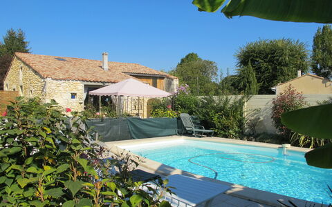 Tuilières: L'Eau, Plante, Ciel, Propriété, Bâtiment, Vert, Bleu Azur, Arbre, Ombre, Fenêtre