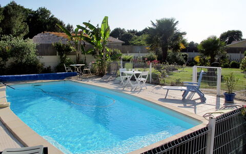 Tuilières: L'Eau, Ciel, Plante, Propriété, Piscine, Bleu Azur, Mobilier De Jardin, Ombre, Arbre, Plan D'Eau
