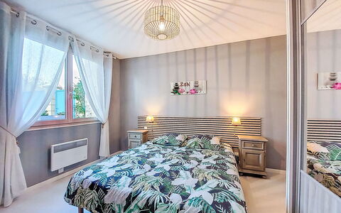 Tuilières: Meubles, Design Intérieur, Lit, Chambre, Sol, Sol, Literie, Plafond, Drap De Lit, Bois