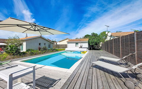 Mon Poussin: Piscine, Recours, Composite, Eco Hôtel, Ombre, Mobilier De Jardin, Plate-Forme, Biens, Villa, Hôtel