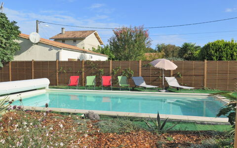Mon Poussin: Plante, Ciel, Propriété, Piscine, L'Eau, Bâtiment, Ombre, Arbre, Lot Terre, Herbe
