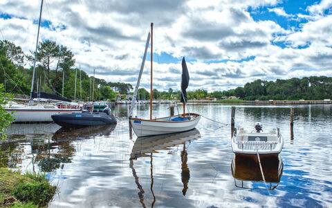 Le Hameau du Point du Jour: Bateau, Bleu, L'Eau, Plan D'Eau, Navire, Bateaux Et Nautique - Materiel Et Fournitures, Voie Navigable, Voile, Marina, Mât