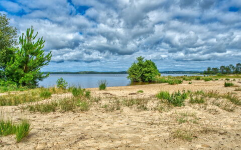 Le Hameau du Point du Jour: Ciel, Bleu, Nuage, Plan D'Eau, La Nature, Environnement Naturel, Horizon, Paysage Naturel, Végétation, Écorégion