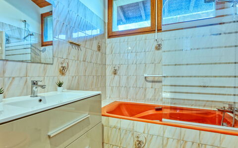 Le Hameau du Point du Jour: Luminaire Plomberie, Sol, Design Intérieur, Salle De Bains, Sol, Robinet, Baignoire, Plomberie, Plafond, Tuile