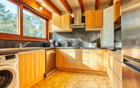 Le Hameau du Point du Jour: Cuisine, Principaux Appliance, Bois, Design Intérieur, Sol, Comptoir, Plafond, Appareil De Cuisine, Sol, Cabinetry