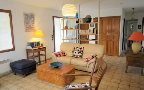 Caberal: Meubles, Cadre, Table, Canapé, Bâtiment, Design Intérieur, Bois, Télévision, Confort, Lampe