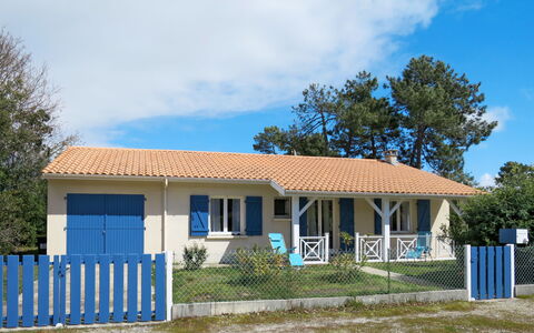 Caberal: Ciel, Nuage, Plante, Fenêtre, Bâtiment, Bleu, Porte, Arbre, Maison, Ombre