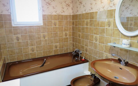 Caberal: Marron, Robinet, Miroir, Luminaire Plomberie, Évier, Propriété, Lavabo, Fenêtre, Bâtiment, Salle De Bains