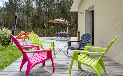 Nico: Plante, Propriété, Meubles, Arbre, Mobilier De Jardin, Bois, Ombre, Chaise, Tableau De Plein Air, Bâtiment