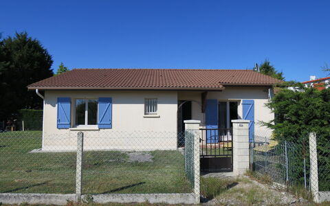 Les Chênes: Ciel, Bâtiment, Plante, Propriété, Fenêtre, Arbre, Maison, Lot Terre, Clôture, Herbe