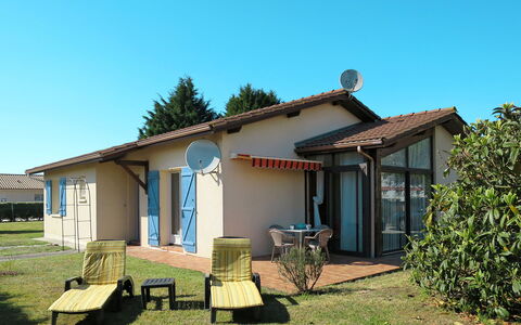 Les Chênes: Ciel, Plante, Bâtiment, Propriété, Fenêtre, Porte, Ombre, Lot Terre, Maison, Chalet