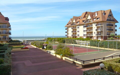 Cabourg 350: Ciel, Plante, Nuage, Bâtiment, Propriété, Fenêtre, Design Urbain, Maison, Condominium, Surface De La Route