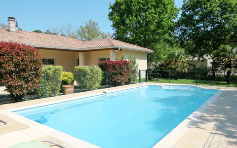 Eugénie: L'Eau, Plante, Propriété, Ciel, Piscine, Bleu Azur, Bâtiment, Ombre, Arbre, Rectangle