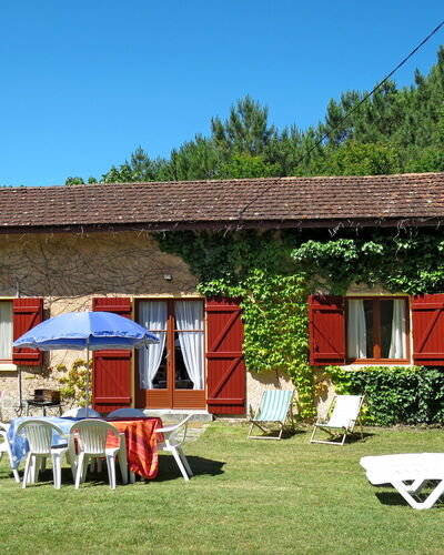 Vignas: Ciel, Plante, Table, Propriété, Fenêtre, Bâtiment, Meubles, Tableau De Plein Air, Chaise, Mobilier De Jardin