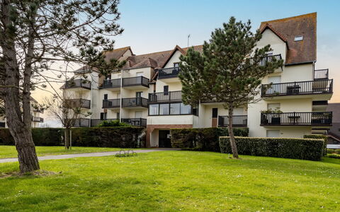 Cabourg 450: L'Eau, Ciel, Bâtiment, Plante, Nuage, Propriété, Bleu Azur, Piscine, Arbre, Architecture