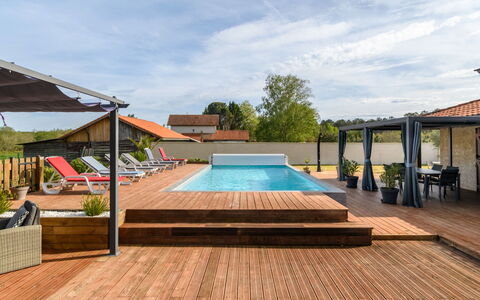 Petrocq: Ciel, Nuage, Plante, Piscine, Bois, Ombre, Chaise, Bâtiment, Balancelle, Mobilier De Jardin