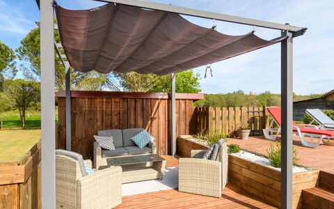 Petrocq: Ciel, Propriété, Nuage, Plante, Ombre, Bois, Mobilier De Jardin, Design Intérieur, Arbre, Chalet