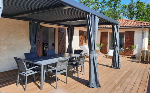 Petrocq: Bâtiment, Meubles, Table, Ombre, Bois, Ciel, Mobilier De Jardin, Design Intérieur, Tableau De Plein Air, Chaise