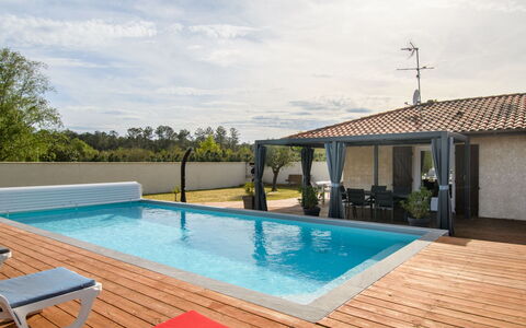 Petrocq: L'Eau, Ciel, Nuage, Piscine, Plante, Bleu Azur, Ombre, Chaise, Mobilier De Jardin, Arbre