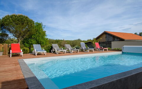 Petrocq: L'Eau, Ciel, Nuage, Propriété, Piscine, Plante, Bleu Azur, Ombre, Mobilier De Jardin, Chaise