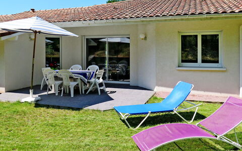 Le Moïsan: Bâtiment, Meubles, Propriété, Fenêtre, Plante, Ciel, Table, Bleu Azur, Chaise, Ombre
