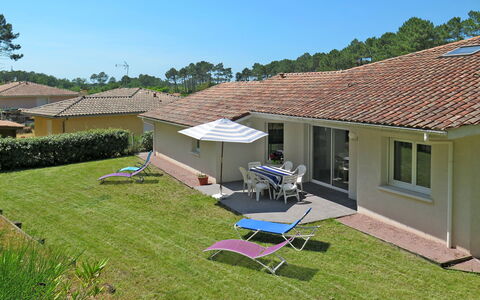 Le Moïsan: Ciel, Plante, Propriété, Meubles, Bâtiment, Fenêtre, Arbre, Bleu Azur, Chaise, Maison