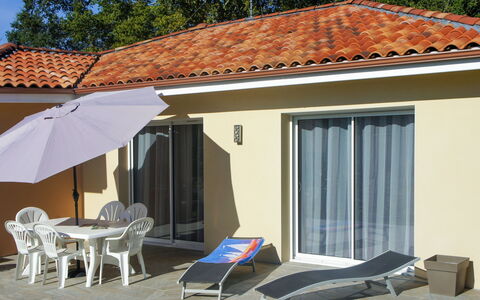 Carraou: Bâtiment, Blanc, Fenêtre, Plante, Bleu Azur, Ombre, Maison, Mobilier De Jardin, Architecture, Balancelle