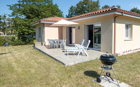 Carraou: Bâtiment, Ciel, Propriété, Fenêtre, Plante, Arbre, Ombre, Maison, Lot Terre, Chaise