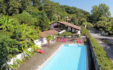 La Bastide Clairence 617: L'Eau, Ciel, Plante, Bâtiment, Propriété, Nuage, Arbre, Maison, Piscine, Loisir