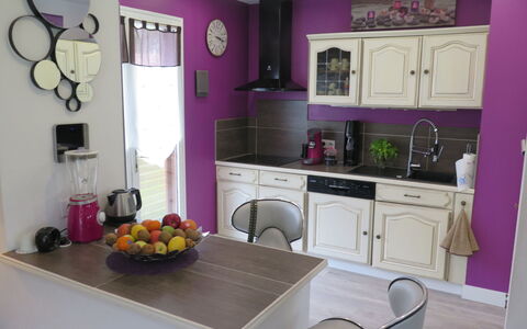 Les Camélias: Comptoir, Cabinetry, Propriété, Meubles, Évier, Violet, Cuisine, Design Intérieur, Éclairage, Chaise