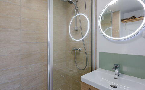Cabourg 550: Salle De Bains, Lavabo, Luminaire Plomberie, Mur, Design Intérieur, Miroir, Évier, Sol, Robinet, Plomberie